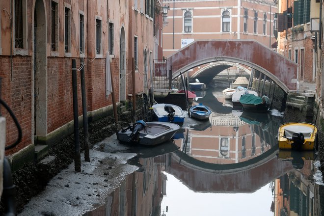 Izsušeni beneški kanali.  FOTO: Manuel Silvestri Reuters
