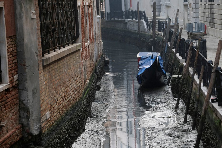 Fotografija: Izsušeni beneški kanali.  FOTO: Manuel Silvestri Reuters
