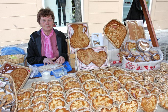 Cirila Šmid izdeluje dražgoške kruhke.