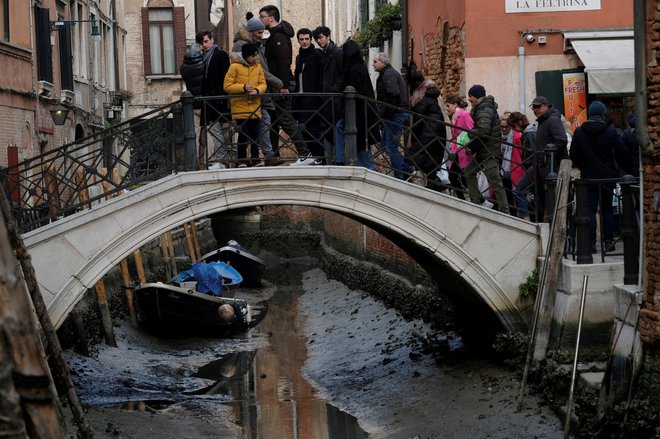 Kje je voda, se čudijo obiskovalci Benetk. FOTO: Manuel Silvestri/Reuters
