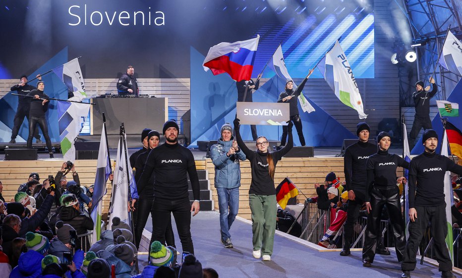 Fotografija: Slovensko zastavo je nosil Peter Prevc. FOTO: Matej Družnik
