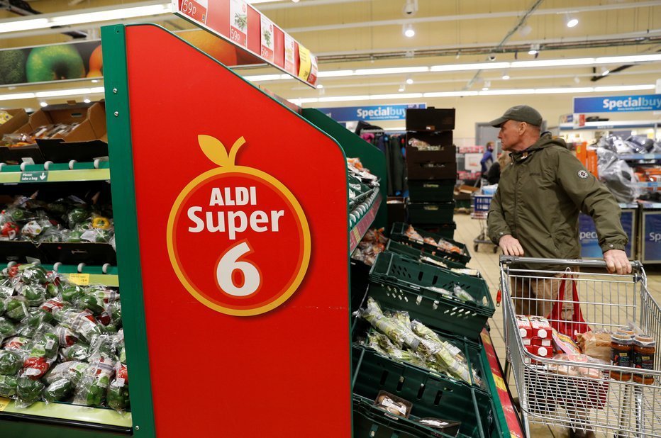 Fotografija: Potrošnike po vsej Veliki Britaniji so v trgovinah pričakali neljubi prizori, na oddelkih sadja in zelenjave so bile police popolnoma prazne. FOTO: Darren Staples, Reuters
