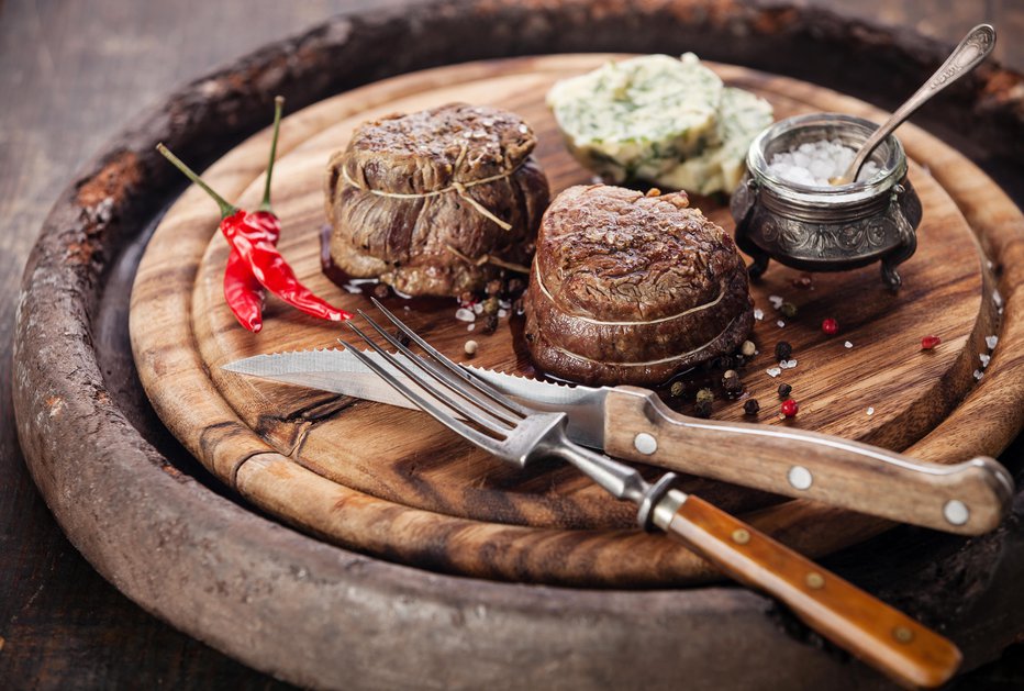 Fotografija: S posebnim bomo meso razrezali veliko lepše in lažje kot z običajnim jedilnim. FOTO: Lisovskaya/Getty Images
