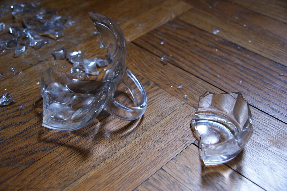 Fotografija: Steklo se lahko razbije na tisoče in tisoče drobcenih koščkov. FOTO: Getty Images

