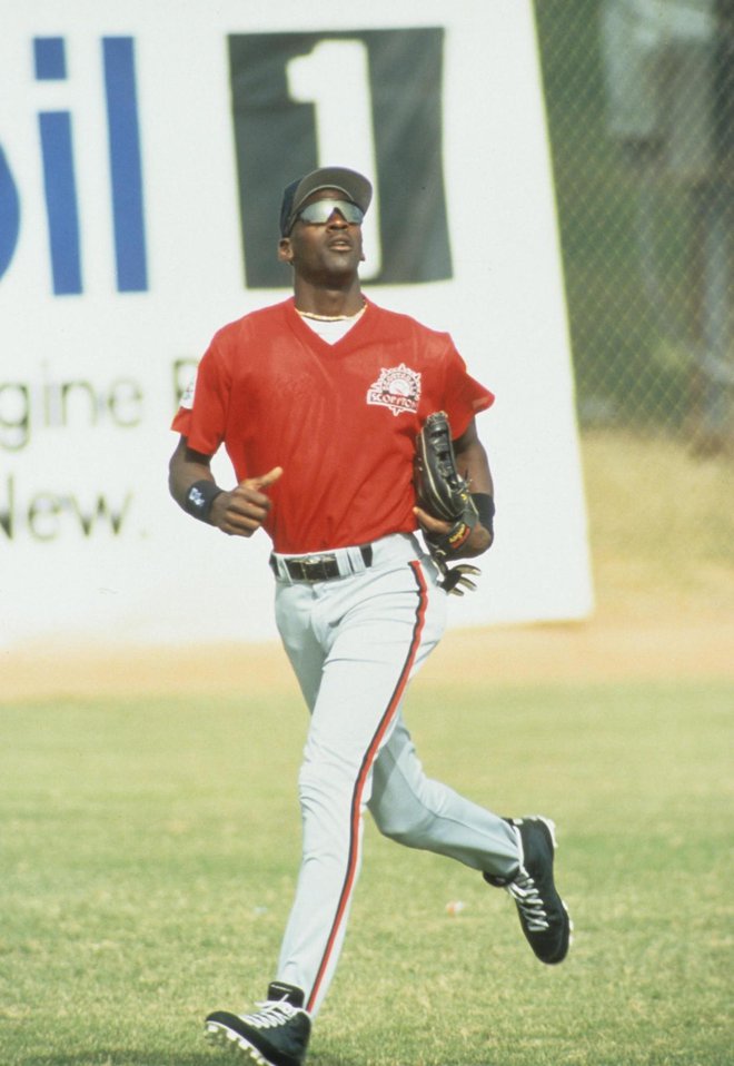 Ko sta dva najstnika umorila njegovega očeta, se je leta 1993 upokojil in sedem mesecev igral bejzbol za Chicago White Sox, potem pa se vrnil h košarki.
