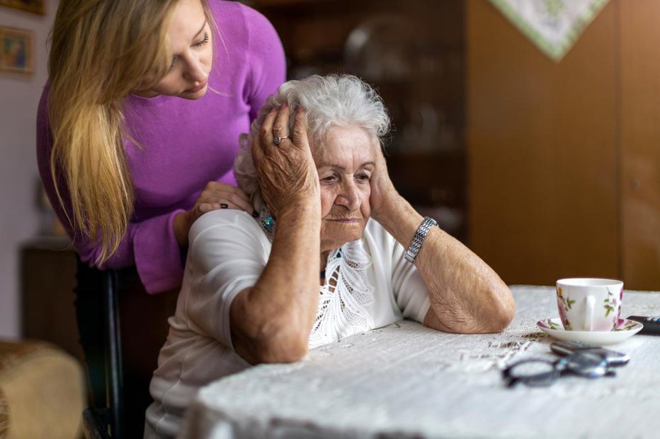 Fotografija: Mama ima vedno hujšo demenco. Foto: pikselstock/Shutterstock
