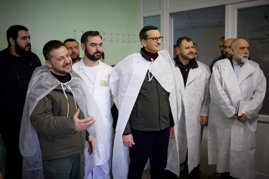 Fotografija: Volodomir Zelenski in Mateusz Morawiecki sta skupaj obiskala eno izmed vojaških bolnišnic. FOTO: Ukrainian Presidential Press Ser Via Reuters

