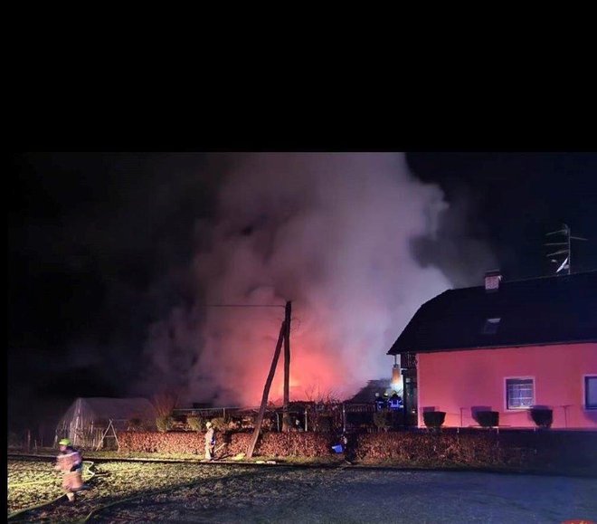 Ogenj je uničil gospodarsko poslopje ter poškodoval fasado na garaži. Foto: PGD GR
