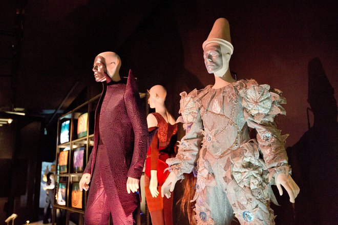 V arhivu so tudi številni kostumi, prek katerih je Bowie izražal svoja občutja in prepričanja. FOTO: Neil Hall, Reuters