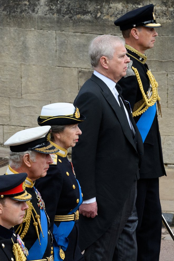 Na kraljičinem pogrebu ni smel nositi uniforme. FOTO: Leon Neal, Reuters