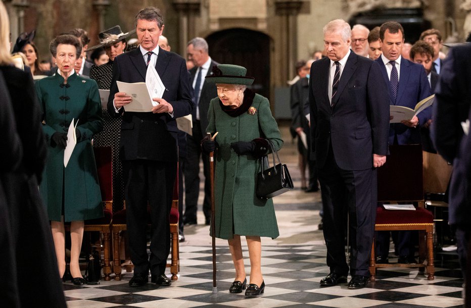 Fotografija: Vsi so bili presenečeni, ko je na spominski slovesnosti ob obletnici smrti princa Filipa mamo pospremil do njenega sedeža. FOTO: Richard Pohle, Reuters
