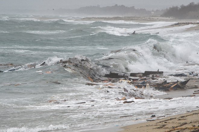 Naplavilo je ostanke ladje. FOTO: Stringer, Reuters
