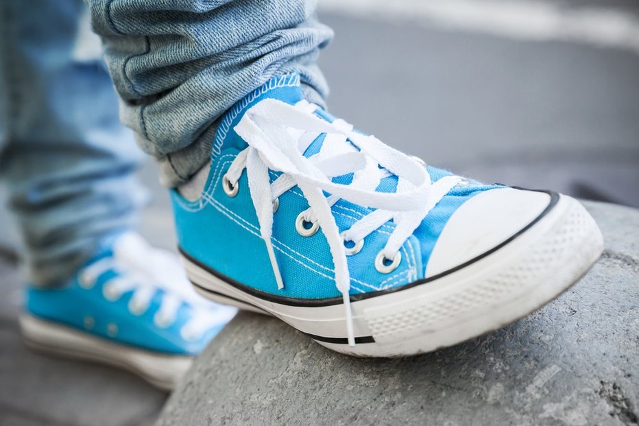 Fotografija: Čevlji se z nošnjo obrabijo in umažejo, a z majhnim trikom jih lahko osvežimo in spet bodo videti kot novi. FOTO: Evannovostro, Shutterstock
