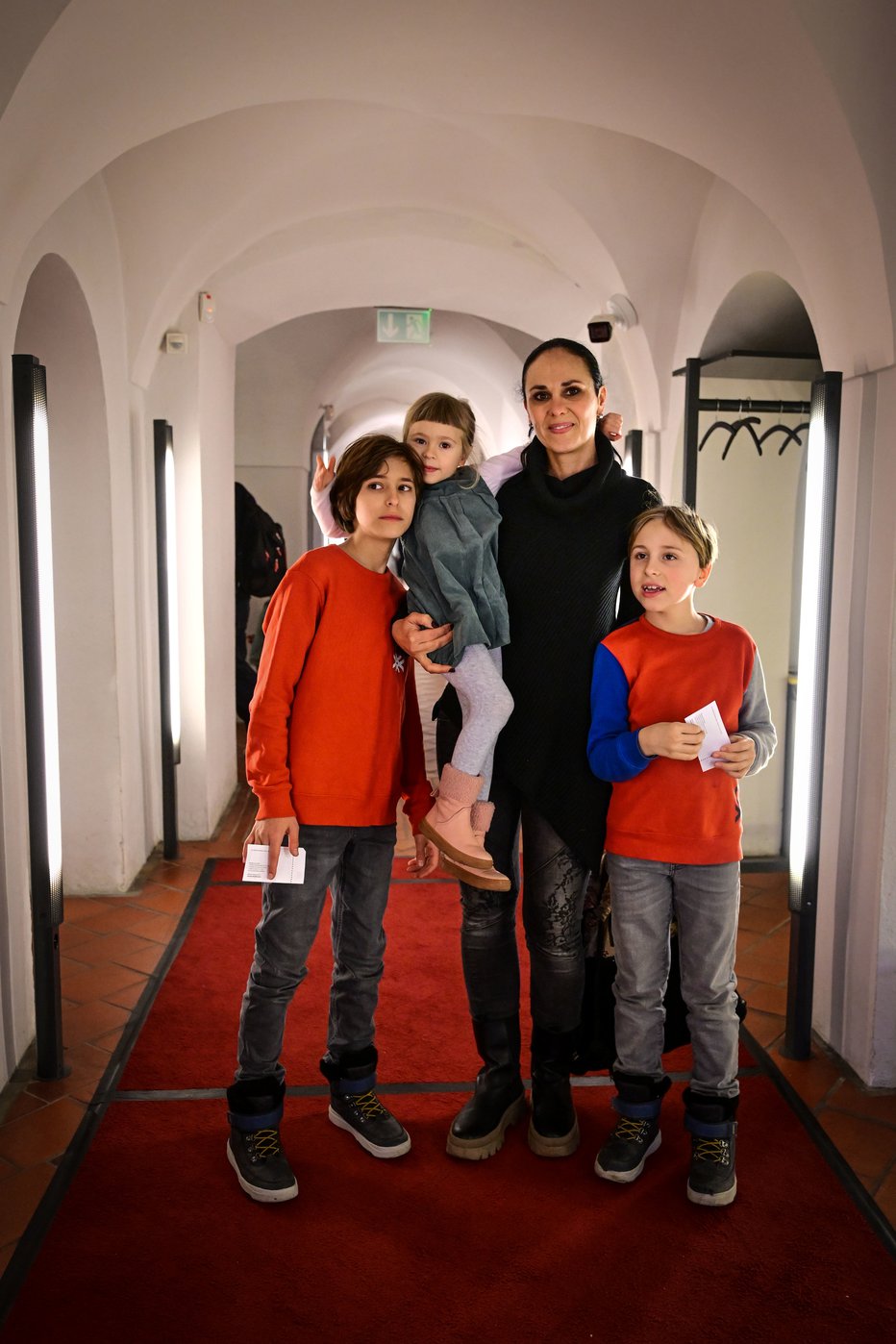Fotografija: Lejka Festić Britovšek, lastnica optike ArmaAxa, je na otroško premiero Mačka Murija pripeljala vse tri otroke. FOTOGRAFIJE: MP PRODUKCIJA/PIGAC.SI
