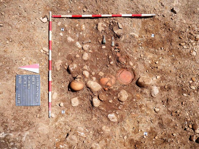 Grob 2 med arheološkimi izkopavanji FOTO: Rok Bremec/PJP
