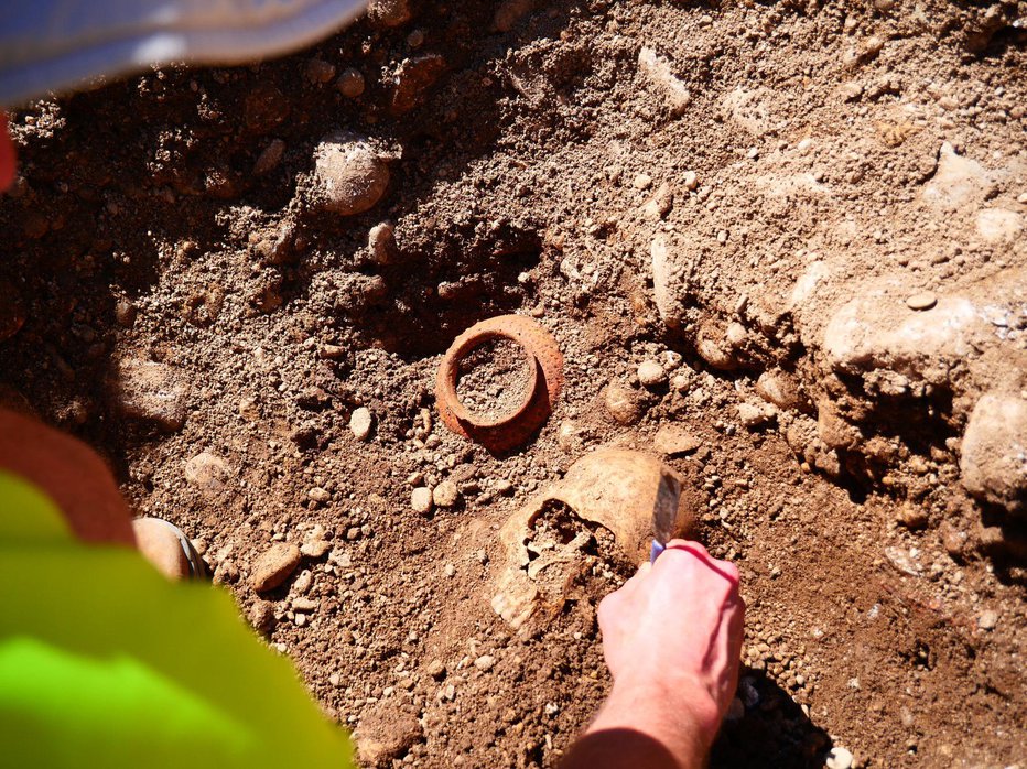 Fotografija: Grob 1 med arheološkimi izkopavanji, v katerem je bila pokojnica, ob smrti starejša od 40 let. FOTO: Rok Bremec/PJP
