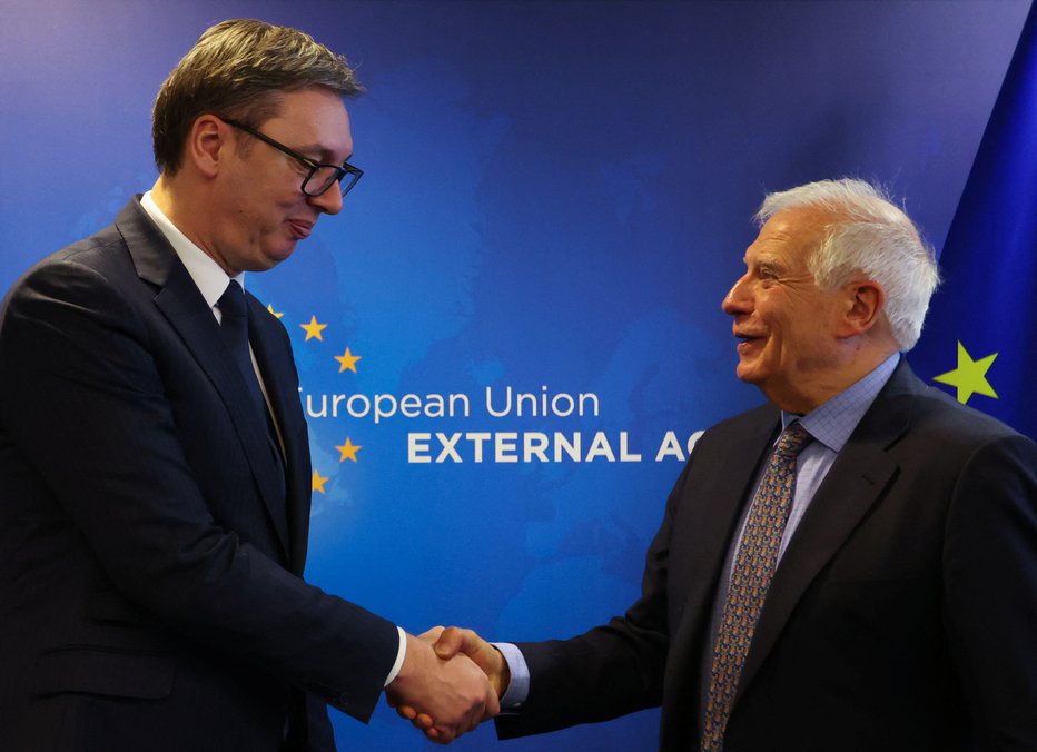 Fotografija: Srbski predsednik Aleksandar Vučić in zunanjepolitični predstavnik EU Josep Borrell. FOTO: Johanna Geron, Reuters

