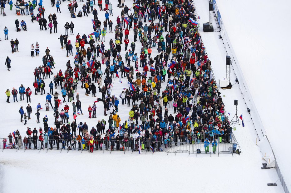 Fotografija: Gledalci med posamično preizkušnjo na srednji skakalnici v Planici. FOTO: Matej Družnik
