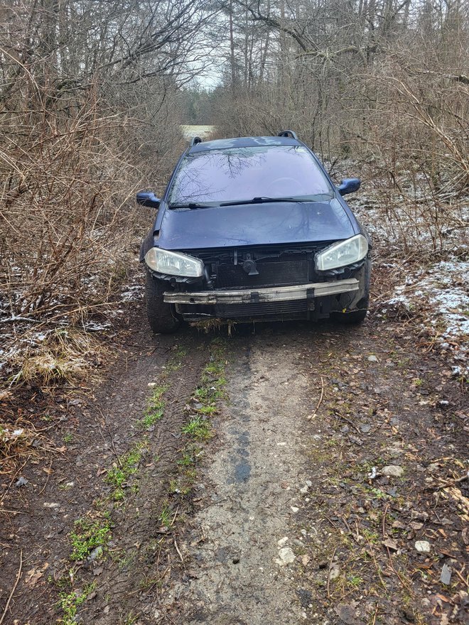 Zaleten in zapuščen avto je ostal v gozdu.

