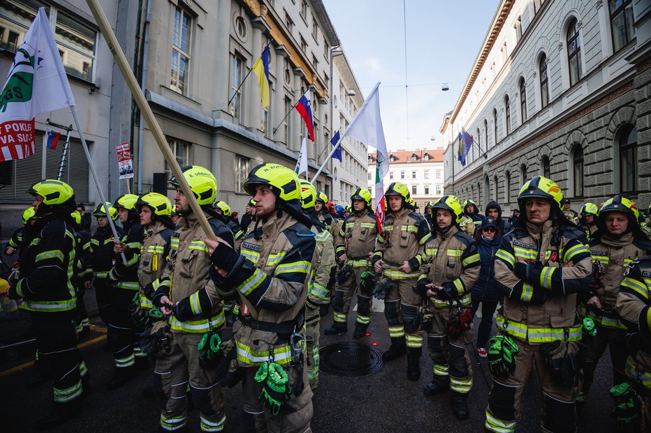 Fotografija: Protest gasilcev februarja na Trgu republike. FOTO: Črt Piksi [2023]

