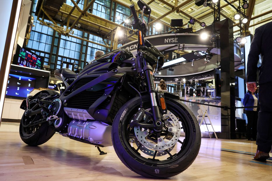 Fotografija: Livewire, električni motocikel slovite znamke Harley-Davidson, so predstavili pred dvema letoma, a ta pogon je pri motornih kolesih še vedno redek. FOTO: Brendan McDermid/Reuters
