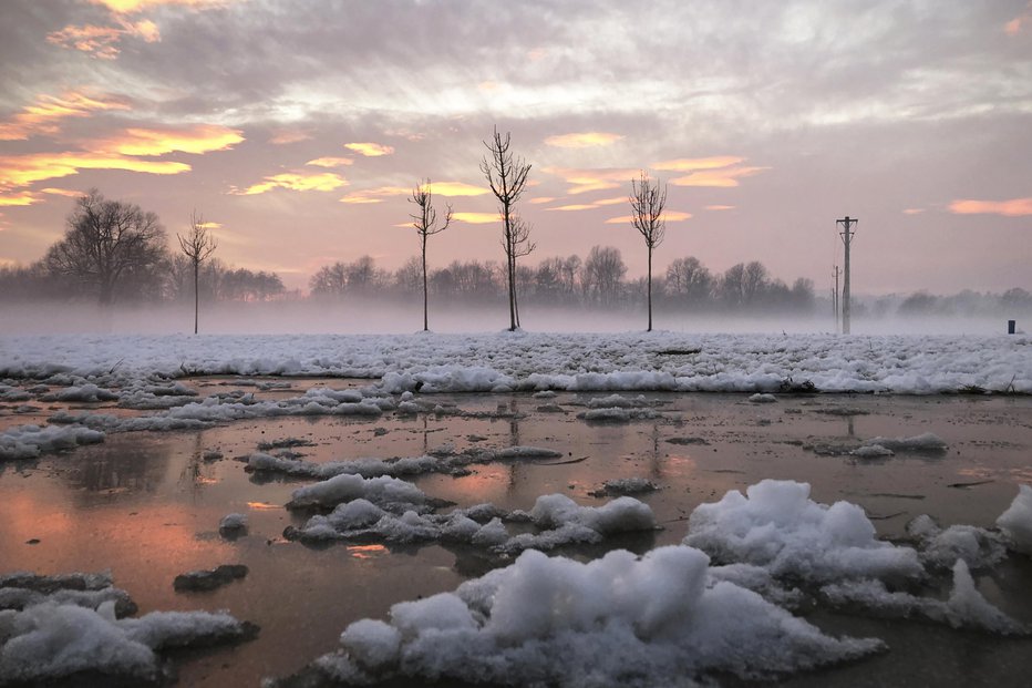Fotografija: V večjem delu Slovenije je padel kak centimeter snega, precej več pa v hribih in v južni polovici države. FOTO: Jure Eržen
