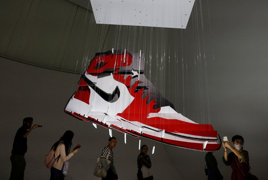 Fotografija: V obdobju od 1984 do 2022 je Nike izdelal 36 modelov čevljev Air Jordan v več kot tri tisoč barvnih različicah. FOTO: Edgar Su Reuters
