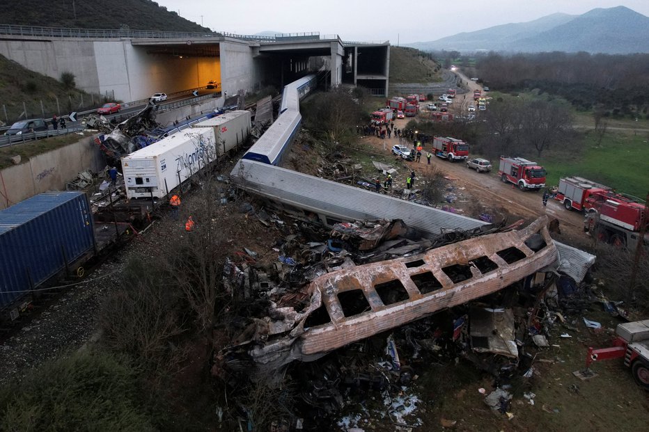 Fotografija: Reševalne ekipe delujejo na kraju nesreče, kjer sta trčila dva vlaka, blizu mesta Larissa v Grčiji. FOTO: Alexandros Avramidis, Reuters
