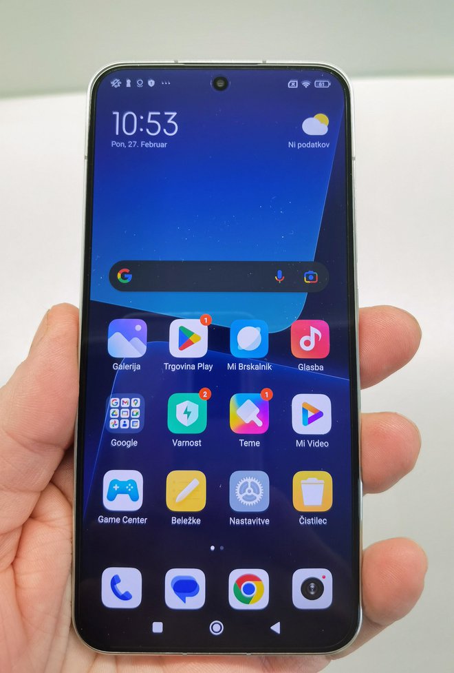 Xiaomi 13 zaradi svoje kompaktnosti lepo sede v roko. FOTOgrafije: Staš Ivanc
