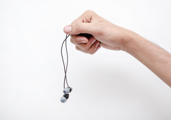 Majhne slušalke prinašajo še tveganje za okužbo. FOTO: Evgeniy Skripnichenko, Getty Images
