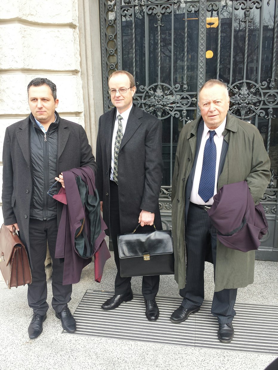 Fotografija: Franc Klopčič z zagovornikoma Luigijem Varanellijem in Jožetom Hribernikom ob prvi razglasitvi oprostilne sodbe FOTO: Jure Predanič

