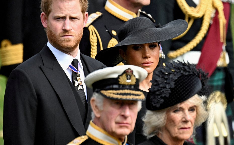 Fotografija: Tako so se skupaj še zadnjič poklonili kraljici Elizabeti II. v slovo. FOTO: Toby Melville Reuters
