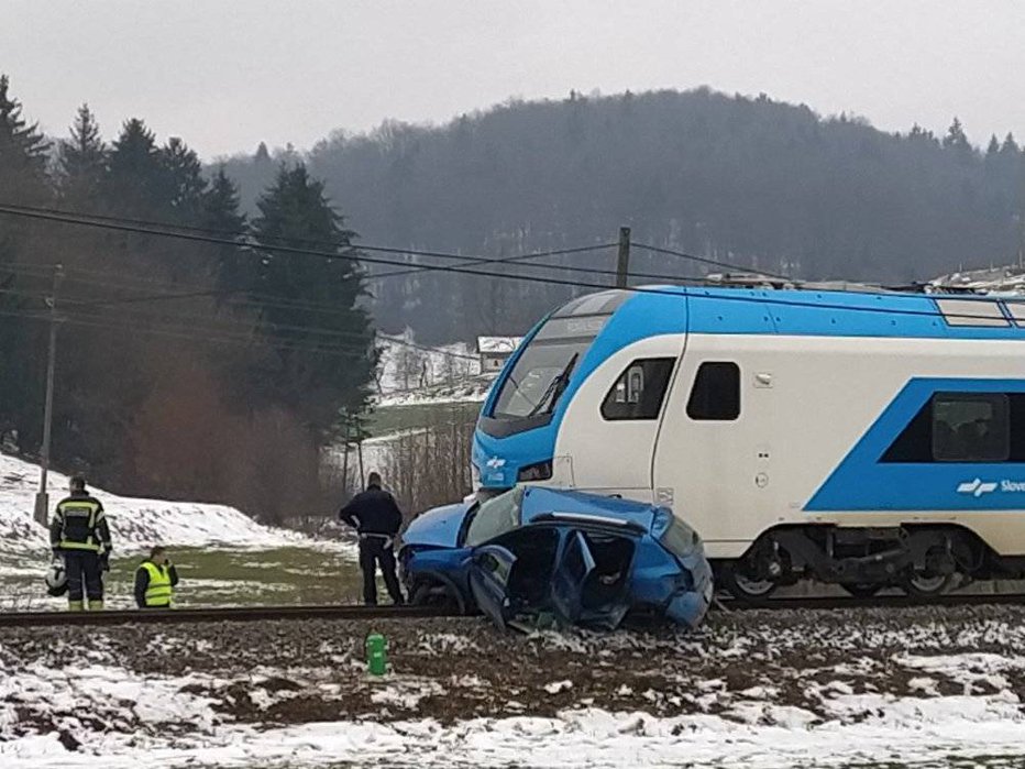 Fotografija: V Spodnji Dragi sta trčila vlak in avto. FOTO: Pgd Stična
