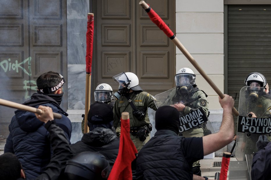 Fotografija: Protestniki se spopadejo s policijo na demonstracijah po trčenju dveh vlakov v bližini mesta Larissa v Atenah. FOTO: Alkis Konstantinidis Reuters
