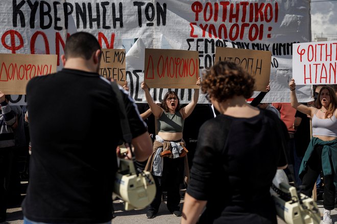 Študenti vzklikajo slogane med demonstracijami pred stavbo parlamenta.  FOTO: Alkis Konstantinidis Reuters
