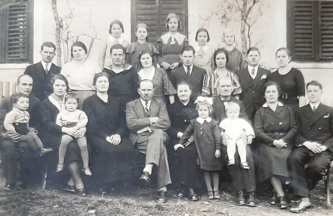 Družina Može iz Cirknice pred vojno. Enajst članov so Nemci izselili, sin Viktor, hčerki Olga in Pavla niso dočakali svobode. Foto: arhiv Boris Furlan
