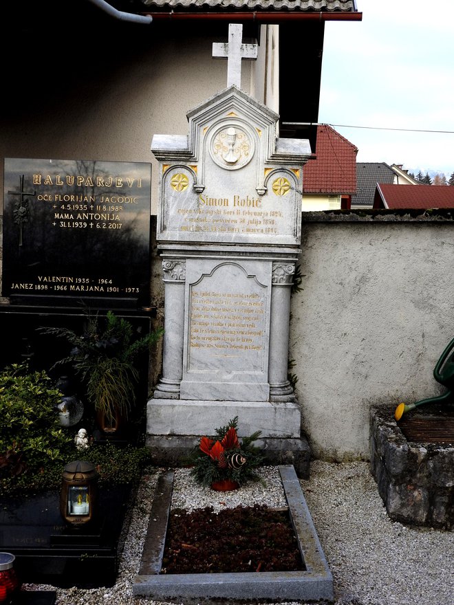 Duhovnik in znanstvenik je pokopan na Šenturški Gori. FOTO: Janez Kuhar
