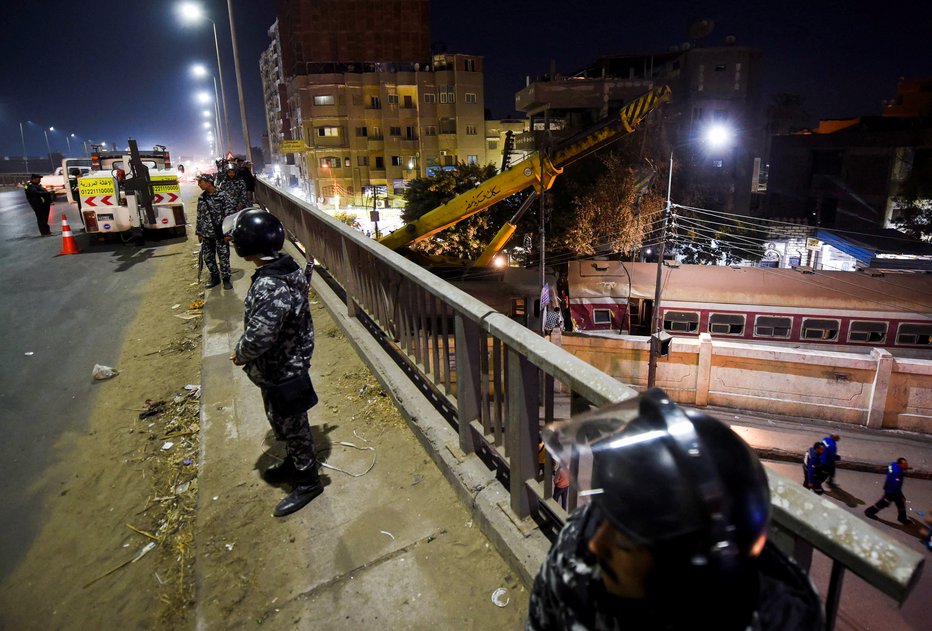 Fotografija: Egiptovski vojaki na mostu, s katerega se vidi kraj nesreče. FOTO: Shokry Hussien Reuters
