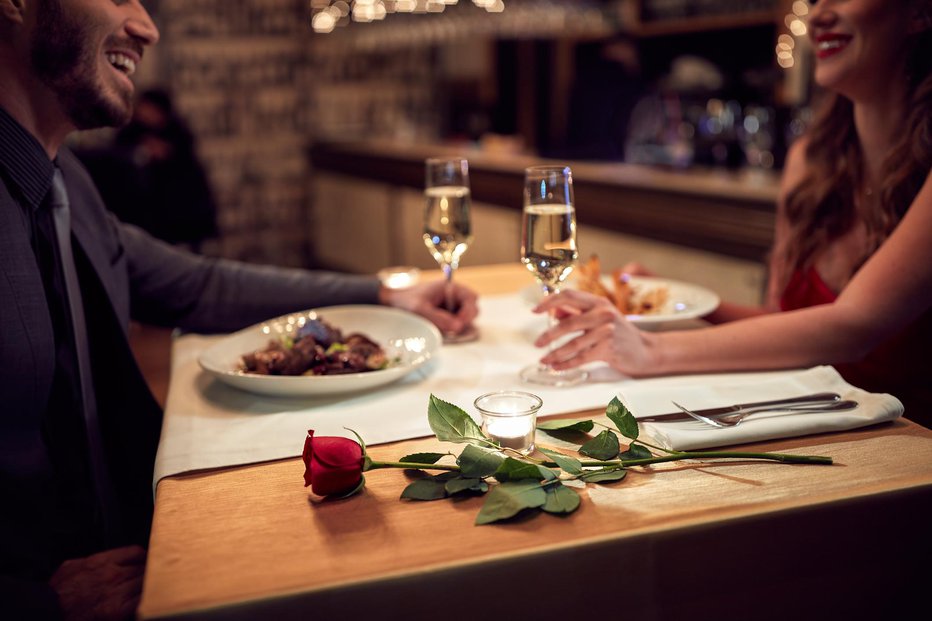 Fotografija: Ne gre le za gastronomsko izkušnjo, ampak čustveno povezovanje. FOTO: Luckybusiness, Getty Images
