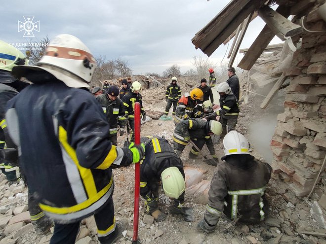V napadu so poškodovali stanovanjske zgradbe v regiji Lviv. FOTO: State Emergency Service Of Ukrai Via Reuters
