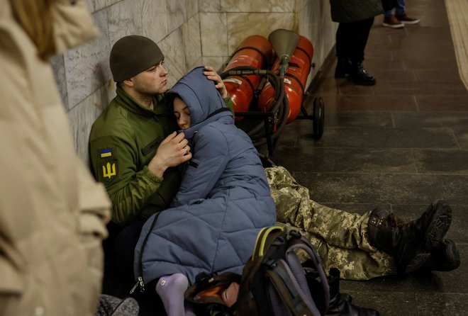 Prebivalci Kijeva so zatočišče pred napadi znova poiskali na podzemnih postajah. FOTO: Alina Yarysh, Reuters
