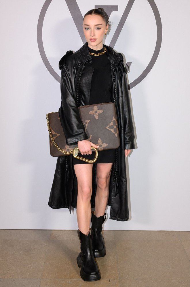 Iščoč vojvodo

Bridgertonova Phoebe Dynevor je na modni reviji Louisa Vuittona navdušila z izbiro oblačil in velikanske torbe LV.
