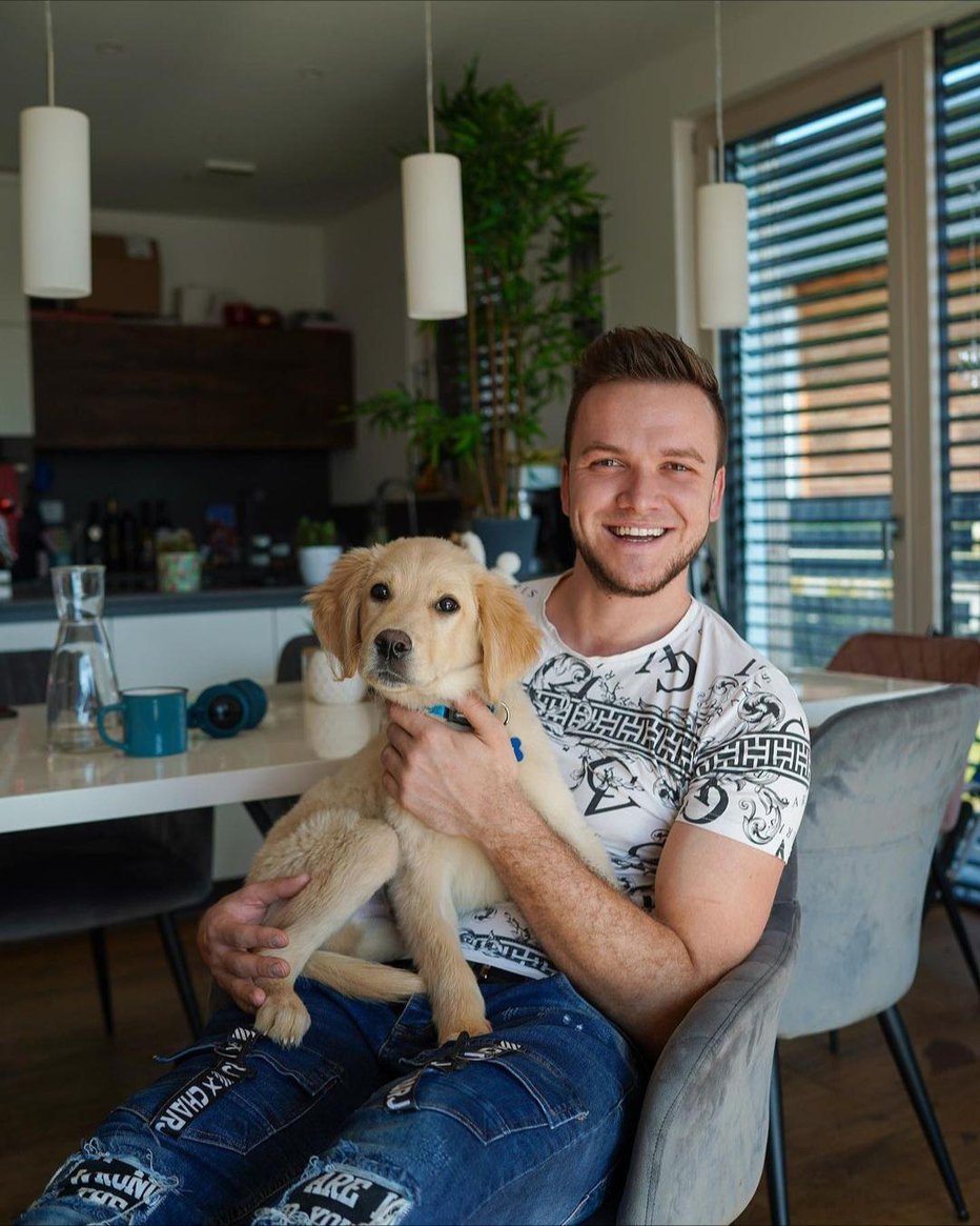 Fotografija: Luka in Nastja od nekdaj obožujeta pse, zato ne preseneča, da sta v svoj dom sprejela še enega.

