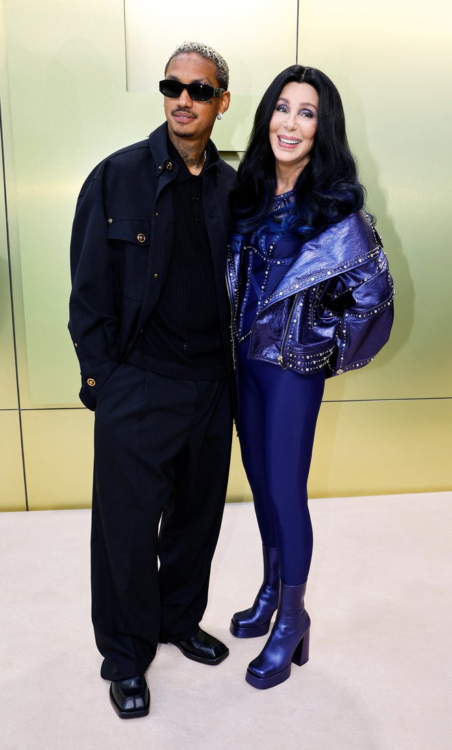 Na Versacejevi modni reviji so bile vse oči uprte v Cher in Alexandra. FOTO: Eric Gaillard, Reuters
