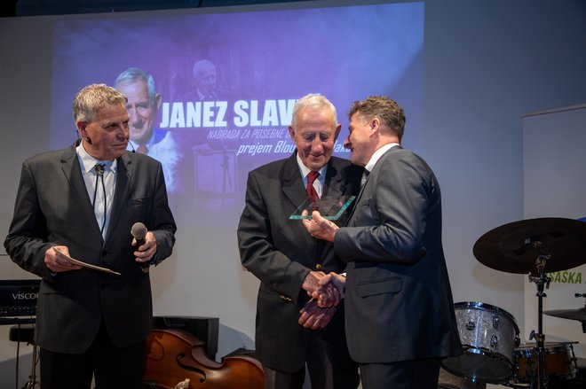 Povezovalec Branko Hrga, Bloudkov nagrajenec Janez Slavič (v sredini) in predsednik Kasaške zveze Slovenije Danilo Steyer

