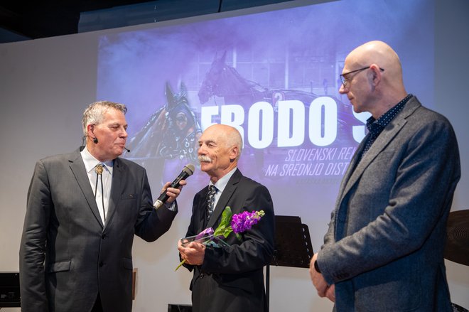 Viktor Dolinšek (povsem desno), predsednik Kasaškega kluba Stožice Ljubljana, je podelil nagrado za najboljšega konja leta 2022. Ponjo je prišel Jože Slana.
