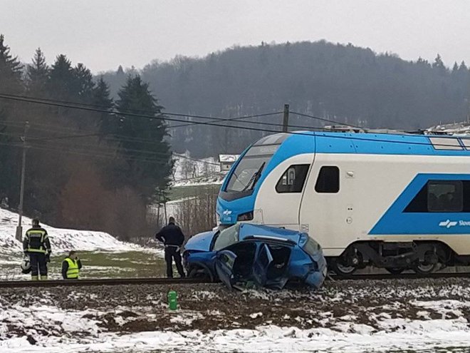 Po hudem trčenju v začetku marca so poškodovanega voznika osebnega avta v bolnišnico odpeljali s helikopterjem. FOTO: PGD Stična
