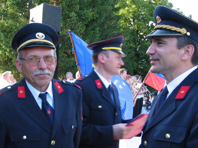Kot gasilec z nekdanjim kočevskim županom, poslancem, ministrom za obrambo in predsednikom državnega zbora Jankom Vebrom. 
