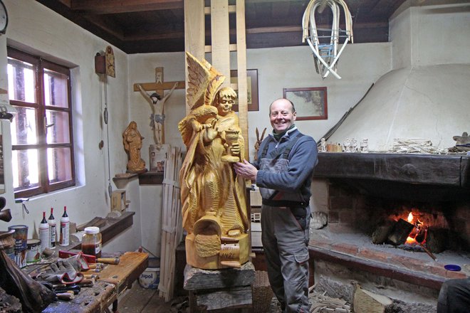 Jaslice v cerkvi so obogatene s figurami mojstra rezbarja Toneta Šegine.

