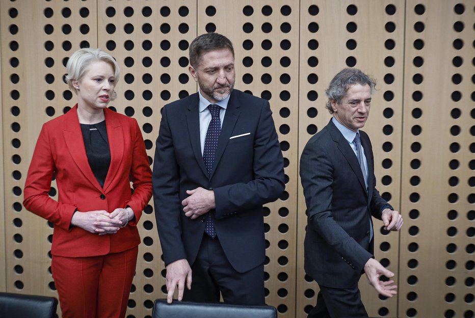 Fotografija: Ob koalicijskem vrhu. Z leve: Urška Klakočar Zupančič, Klemen Boštjančič in Robert Golob. FOTO: Jože Suhadolnik, Delo
